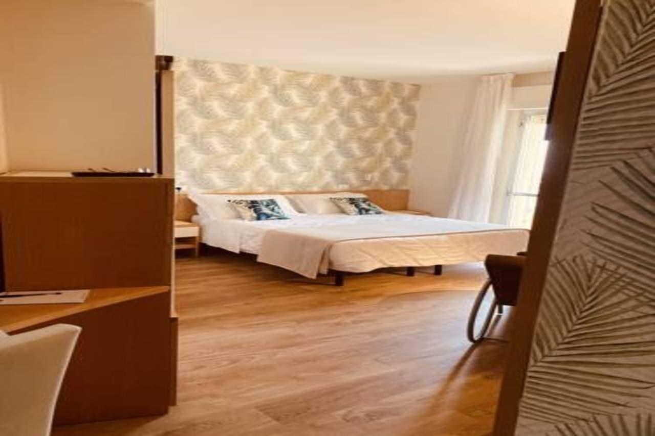 Hotel Montecarlo Vista Mare Riccione Esterno foto