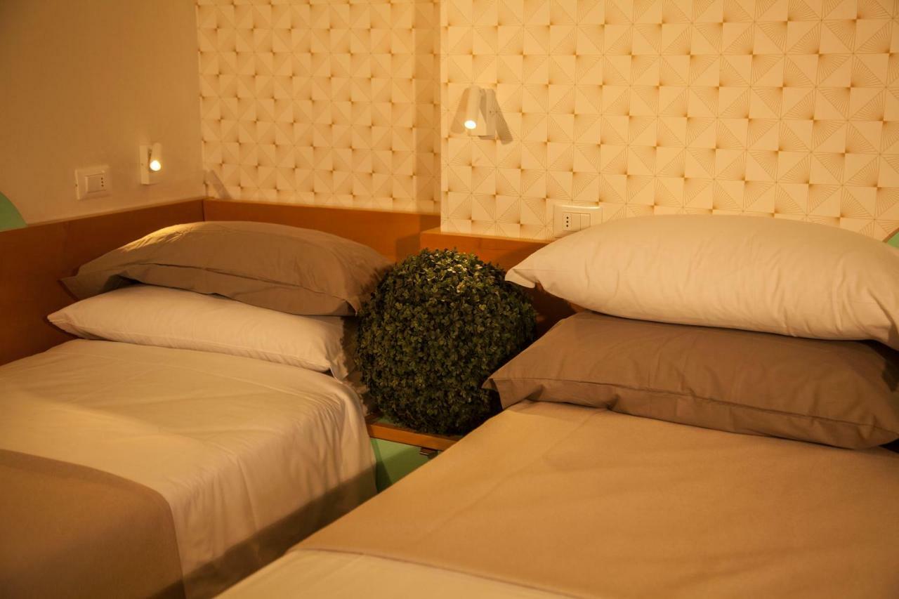 Hotel Montecarlo Vista Mare Riccione Esterno foto