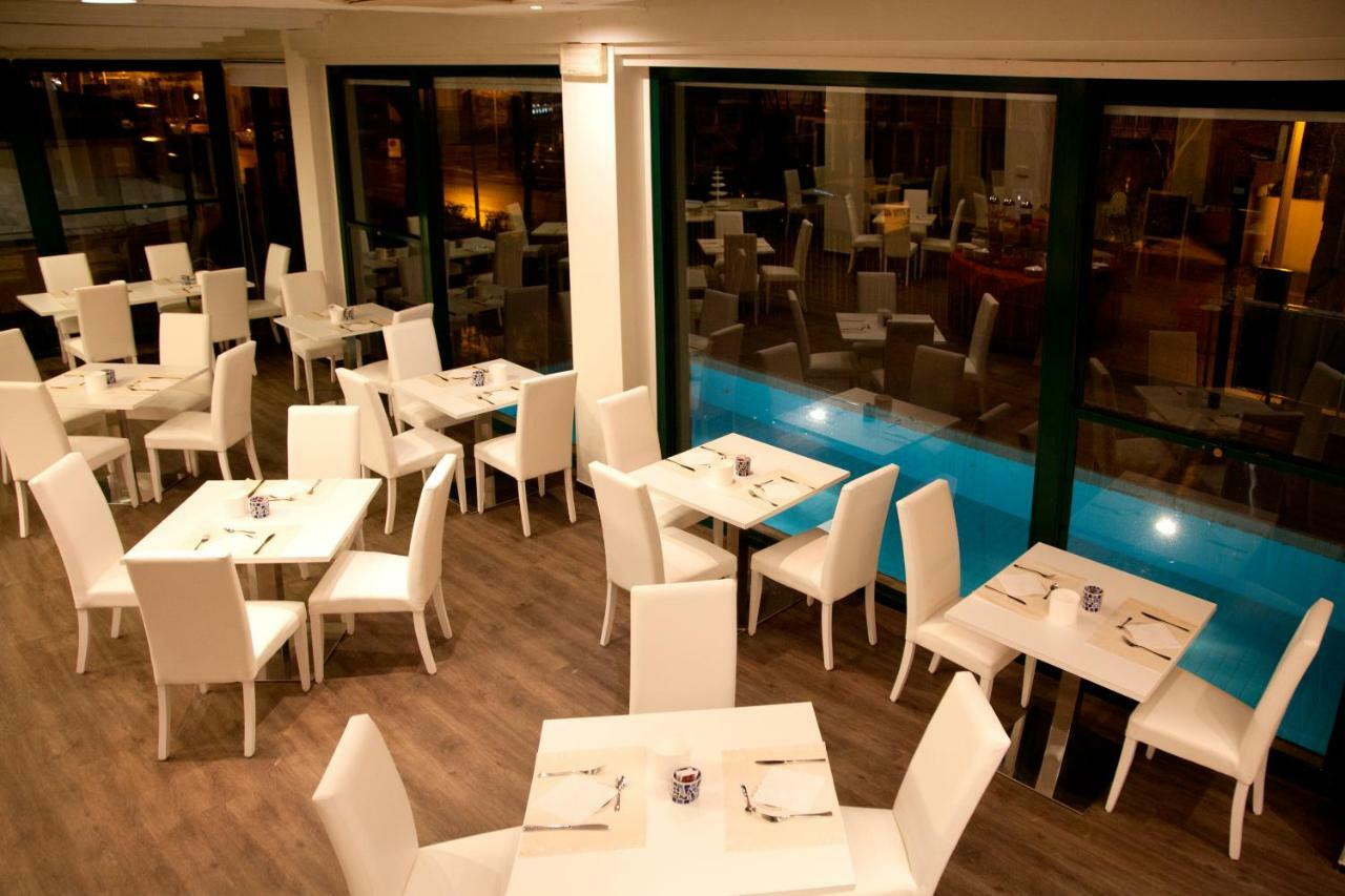 Hotel Montecarlo Vista Mare Riccione Esterno foto