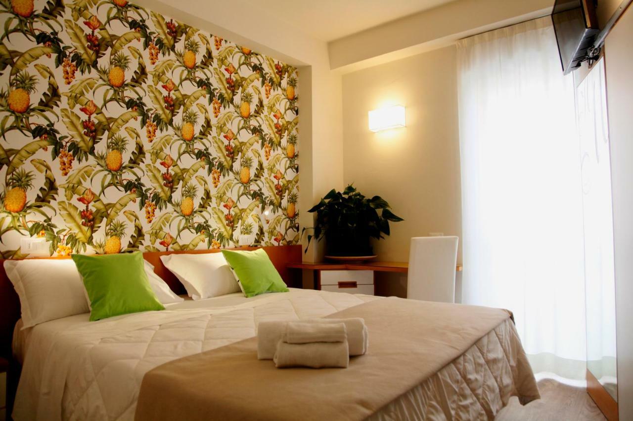 Hotel Montecarlo Vista Mare Riccione Esterno foto