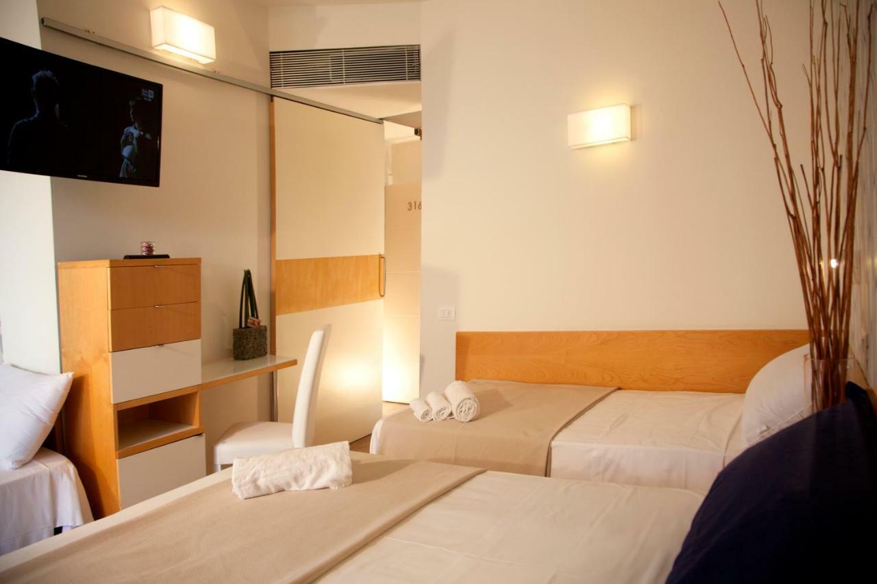 Hotel Montecarlo Vista Mare Riccione Esterno foto