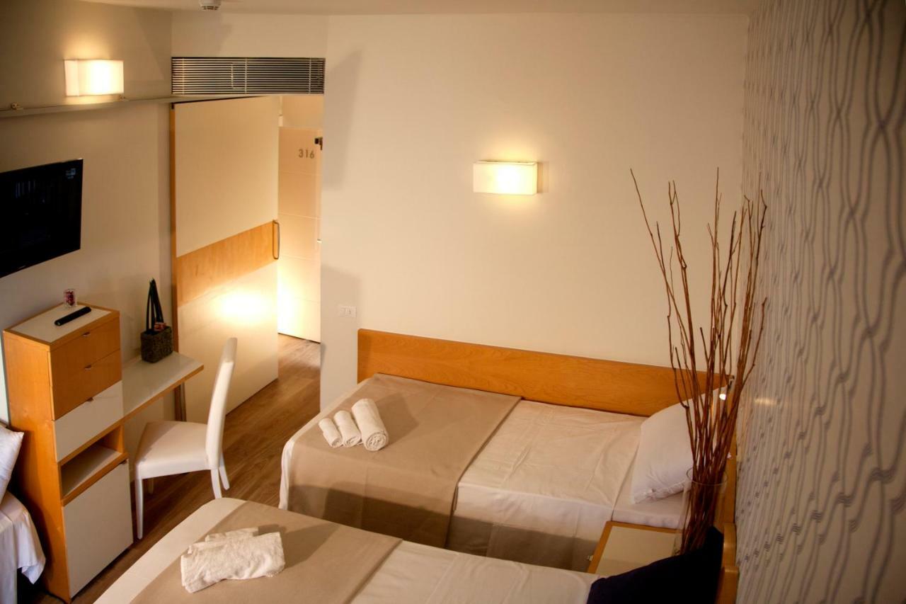 Hotel Montecarlo Vista Mare Riccione Esterno foto